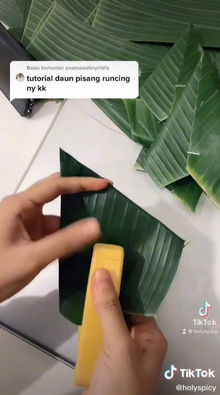 Cara melipat daun pisang bentuk segitiga untuk hiasan alas tumpeng