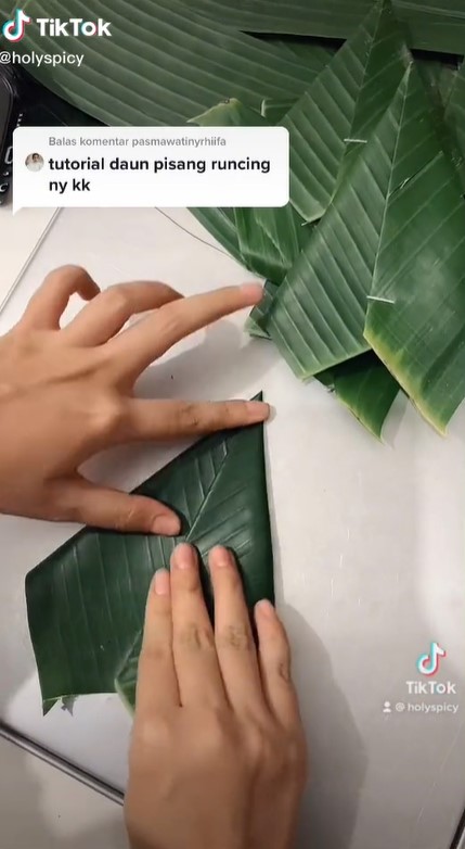 Cara melipat daun pisang bentuk segitiga untuk hiasan alas tumpeng