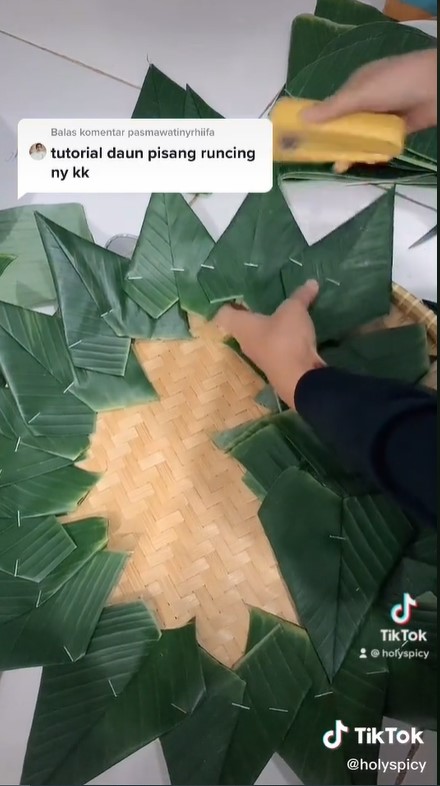 Cara melipat daun pisang bentuk segitiga untuk hiasan alas tumpeng