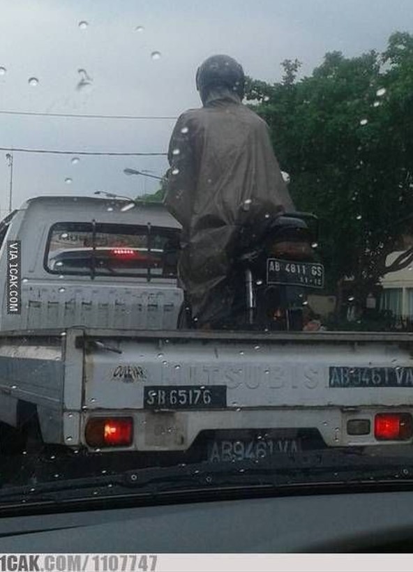 Naik kendaraan saat hujan Berbagai sumber