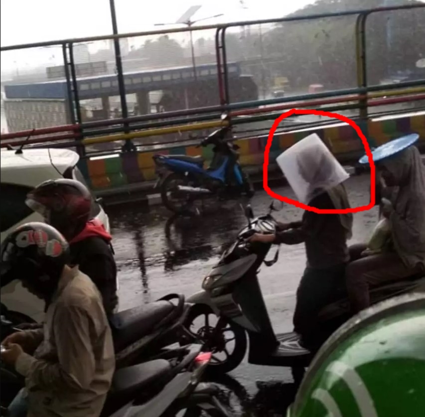 Naik kendaraan saat hujan Berbagai sumber