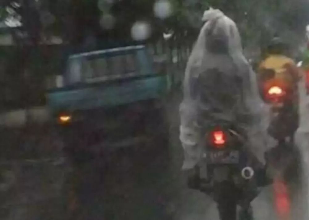 Naik kendaraan saat hujan Berbagai sumber