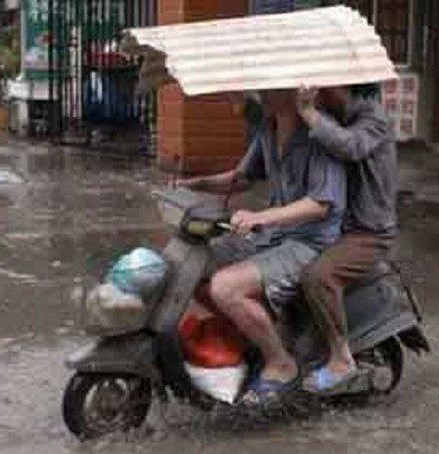 15 Kelakuan kocak orang naik kendaraan saat hujan ini ada-ada saja