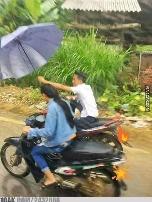 Naik kendaraan saat hujan Berbagai sumber Naik kendaraan saat hujan Berbagai sumber