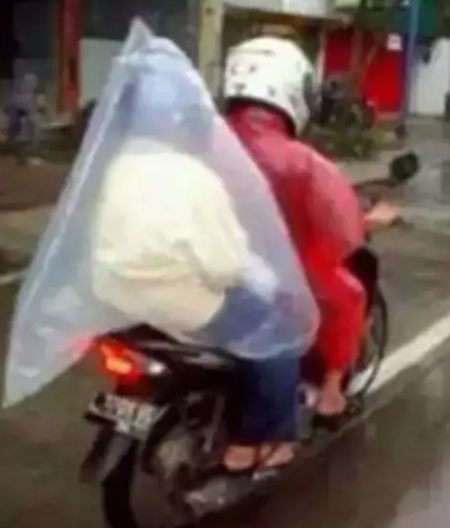 Naik kendaraan saat hujan Berbagai sumber Naik kendaraan saat hujan Berbagai sumber