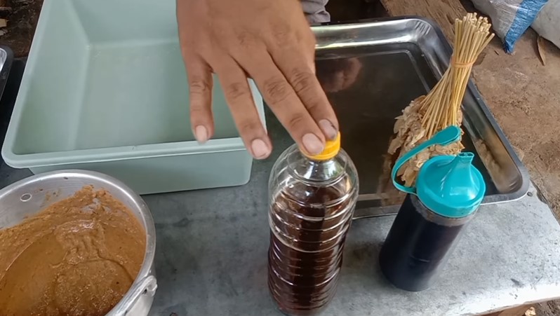Trik mengoleskan bumbu sate agar lebih lezat dan meresap secara sempurna