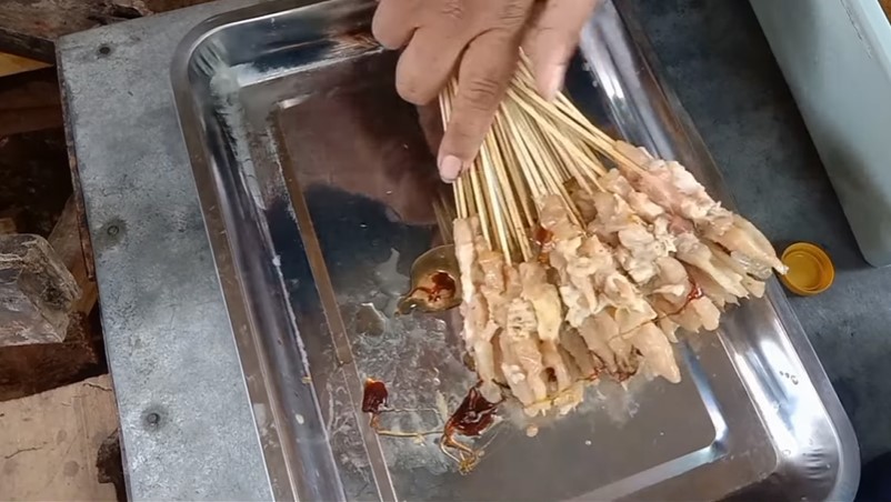 Trik mengoleskan bumbu sate agar lebih lezat dan meresap secara sempurna
