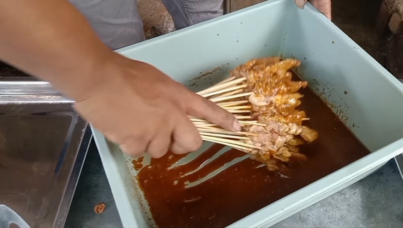 Trik mengoleskan bumbu sate agar lebih lezat dan meresap secara sempurna