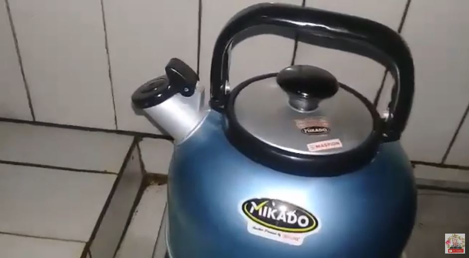 Teko siul tak berbunyi saat air mendidih? Ini lho trik mudah mengatasinya