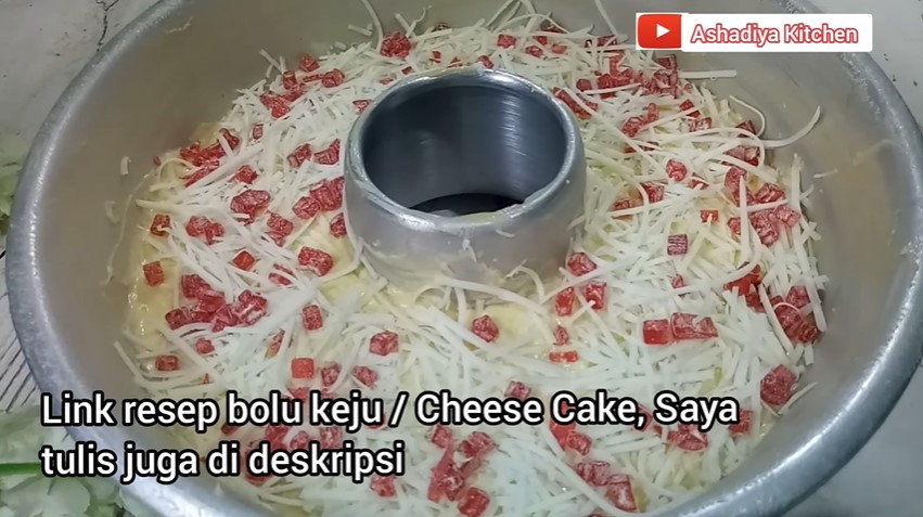 Banyak yang keliru, ini trik agar topping pada bolu tidak tenggelam saat dipanggang