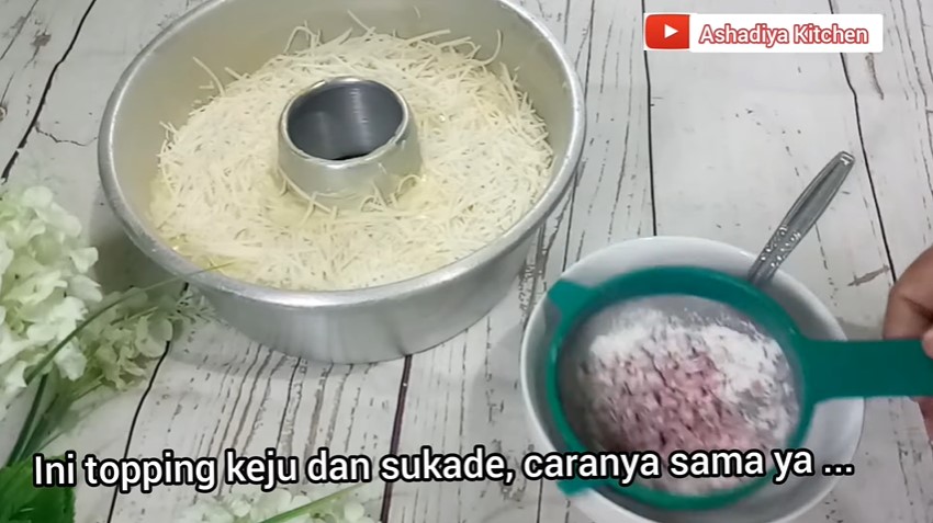 Banyak yang keliru, ini trik agar topping pada bolu tidak tenggelam saat dipanggang