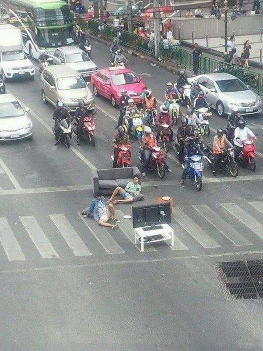 aksi terlalu santuy © berbagai sumber