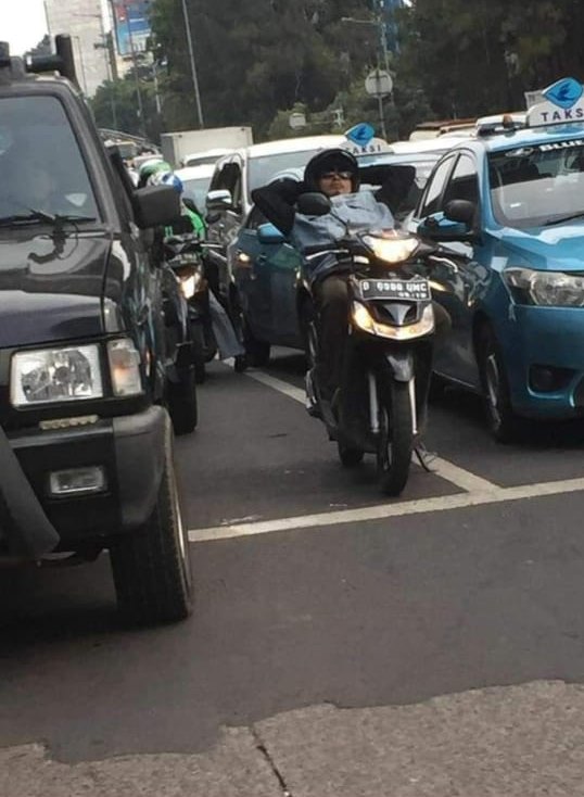 aksi terlalu santuy © berbagai sumber