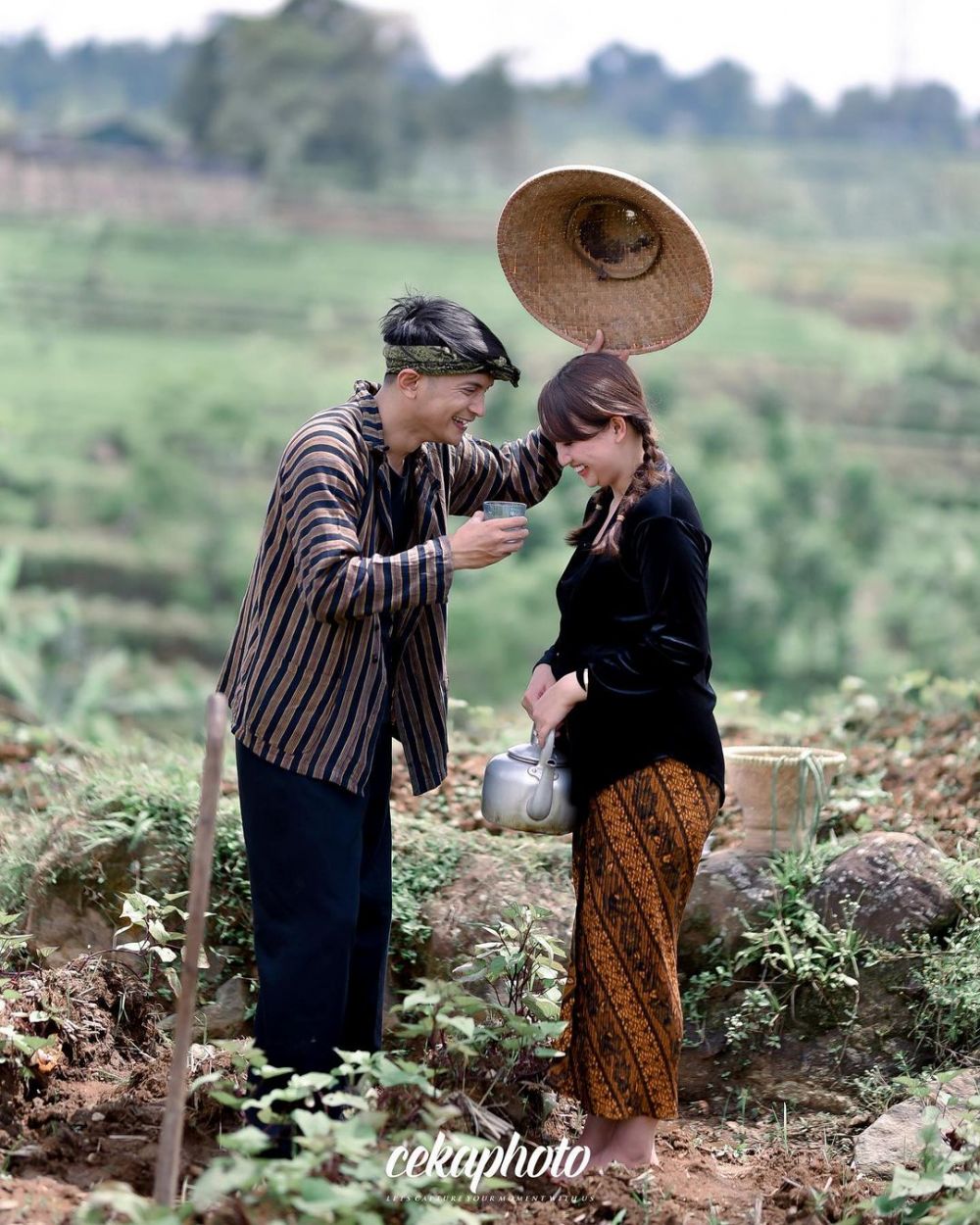 Cosplay jadi petani, ini 7 gaya prewedding Reiner Manopo dan Adisty Juniar