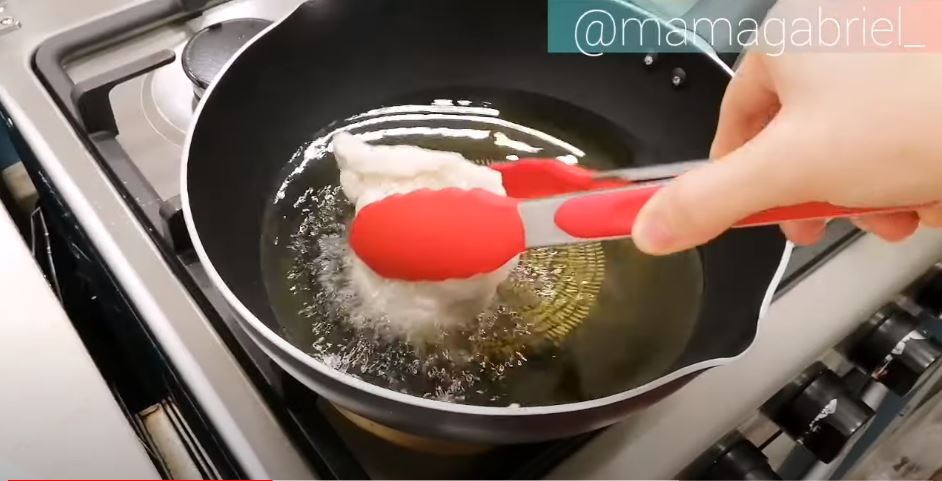 Agar tidak lengket dan meletus, pakai trik ini untuk menggoreng pempek