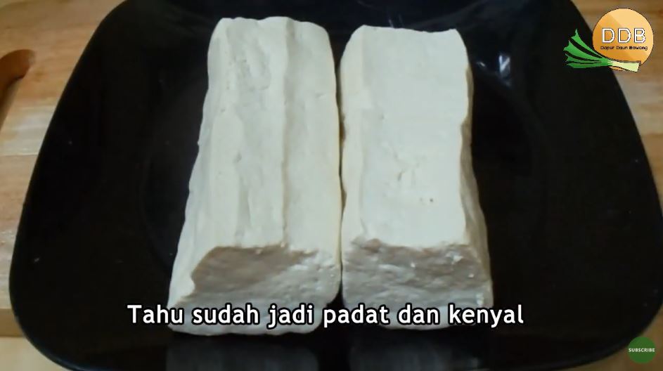 Tahu putih terlalu lunak dan berair? Cara ini bisa bikin teksturnya jadi padat