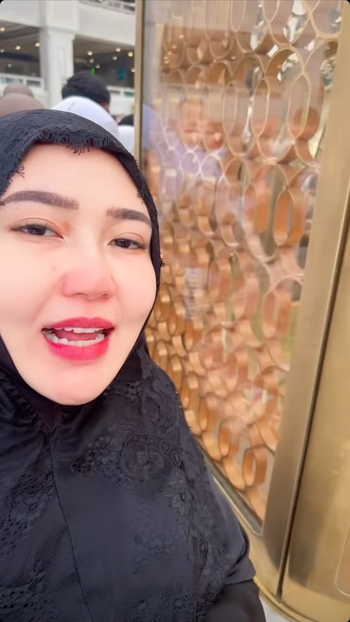 momen via vallen dan suami ibadah umrah © berbagai sumber