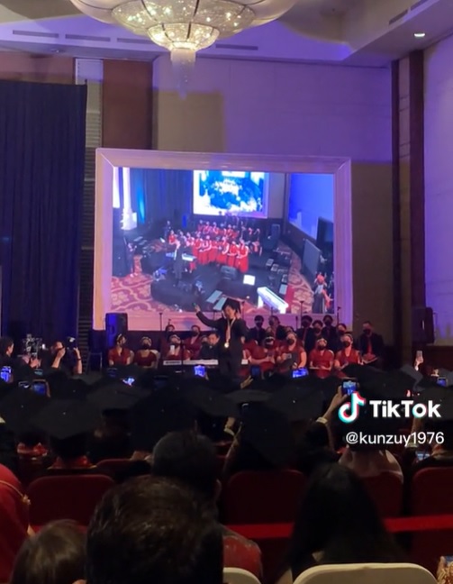 gaya seleb saat nyanyi di hari wisuda © berbagai sumber