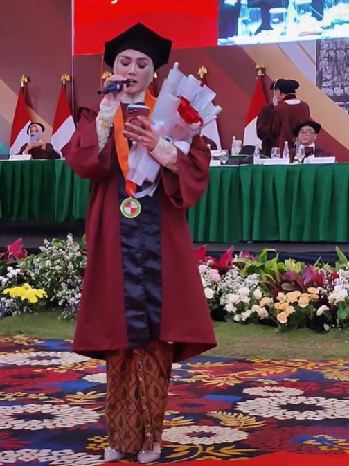 gaya seleb saat nyanyi di hari wisuda © berbagai sumber
