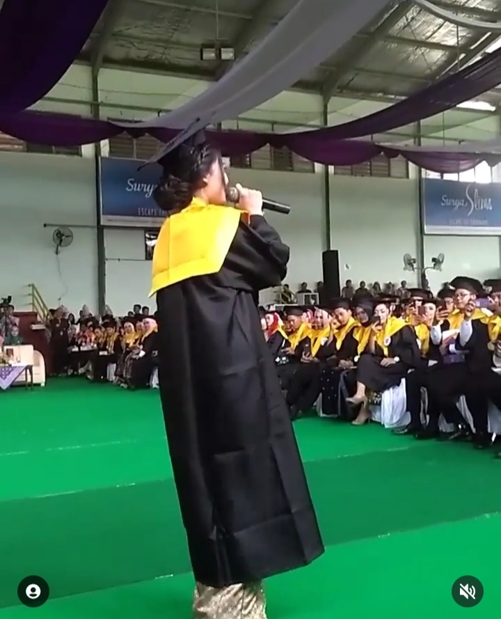 gaya seleb saat nyanyi di hari wisuda © berbagai sumber