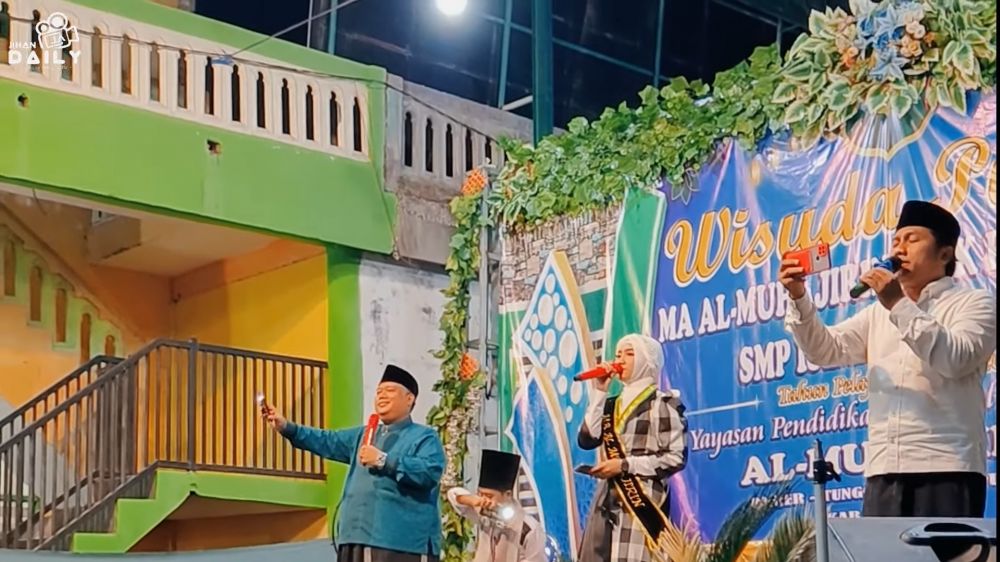 gaya seleb saat nyanyi di hari wisuda © berbagai sumber