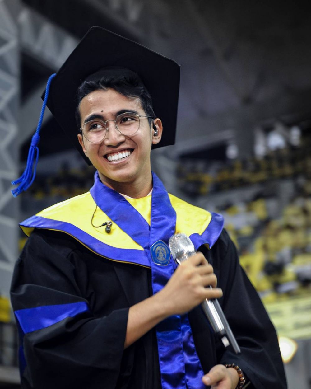 gaya seleb saat nyanyi di hari wisuda © berbagai sumber