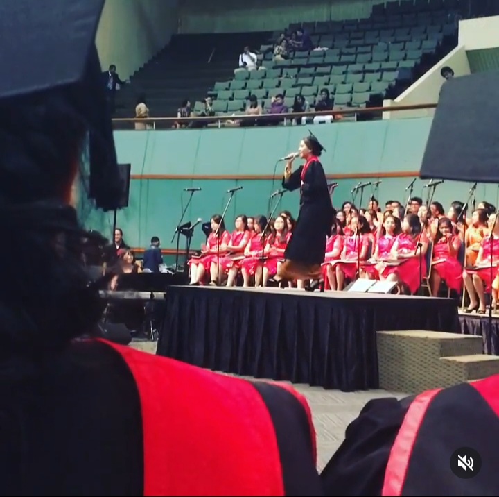 gaya seleb saat nyanyi di hari wisuda © berbagai sumber