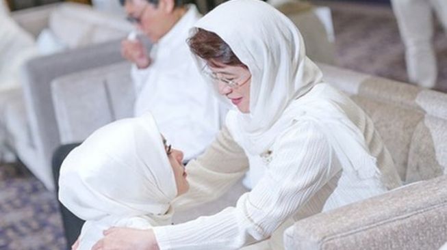 kedekatan syahrini dengan mertua © 2022 brilio.net