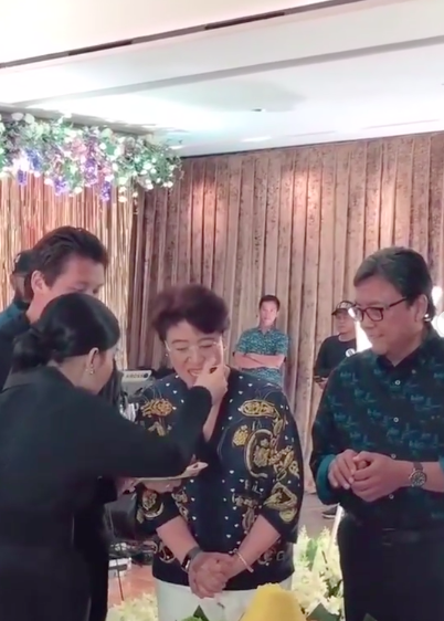 kedekatan syahrini dengan mertua © 2022 brilio.net