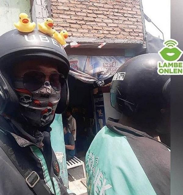 15 Momen apes penumpang ojek online pakai helm ini bikin malu sepanjang jalan