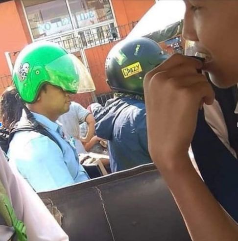 derita penumpang ojek online pakai helm © berbagai sumber derita penumpang ojek online pakai helm © berbagai sumber