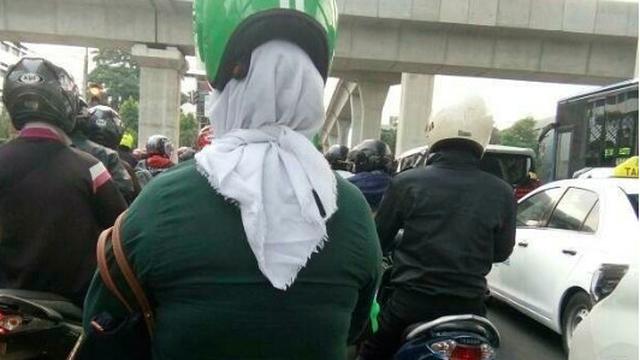 derita penumpang ojek online pakai helm © berbagai sumber derita penumpang ojek online pakai helm © berbagai sumber