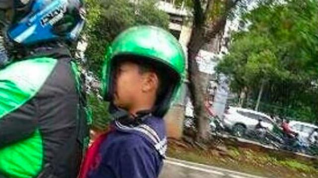 derita penumpang ojek online pakai helm © berbagai sumber derita penumpang ojek online pakai helm © berbagai sumber