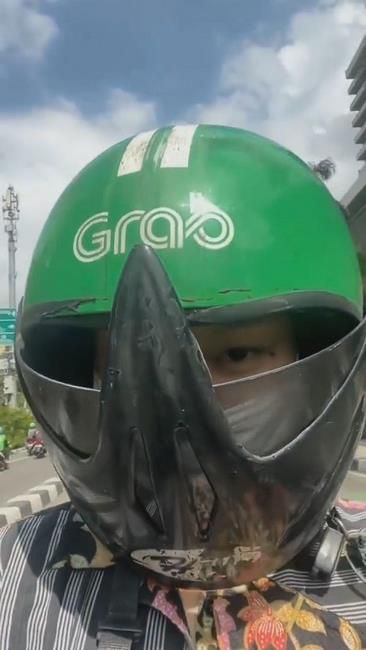 15 Momen apes penumpang ojek online pakai helm ini bikin malu sepanjang jalan