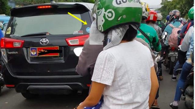derita penumpang ojek online pakai helm © berbagai sumber derita penumpang ojek online pakai helm © berbagai sumber