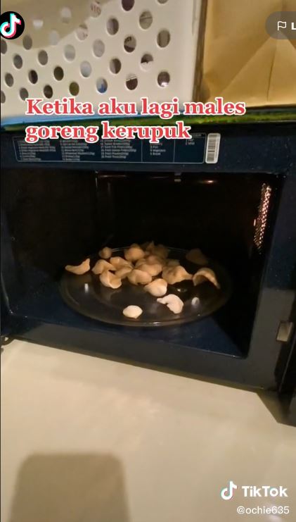 Tanpa digoreng dengan minyak, ini trik bikin kerupuk mekar sempurna dan rendah kalori
