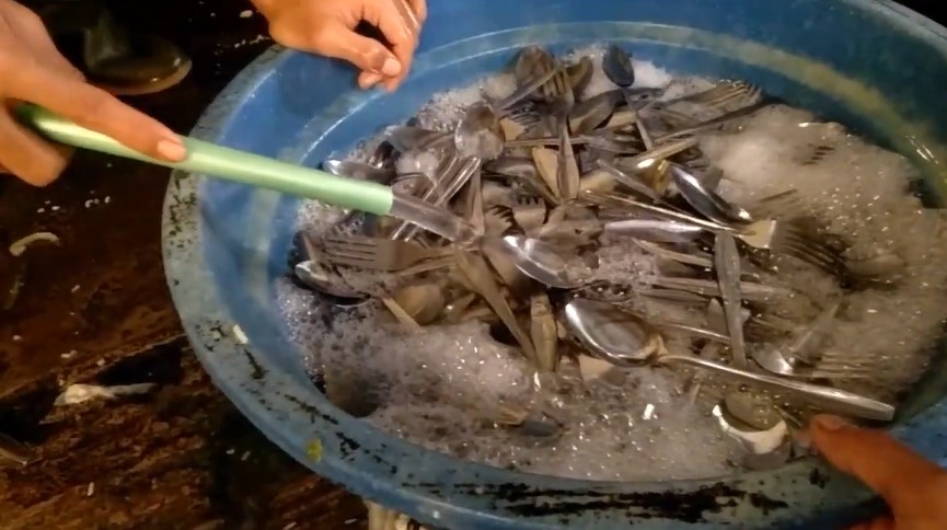 Cara mencuci 3.000 sendok dan garpu dengan cepat, auto bersih tanpa ribet