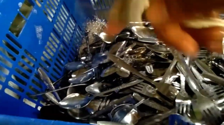 Cara mencuci 3.000 sendok dan garpu dengan cepat, auto bersih tanpa ribet