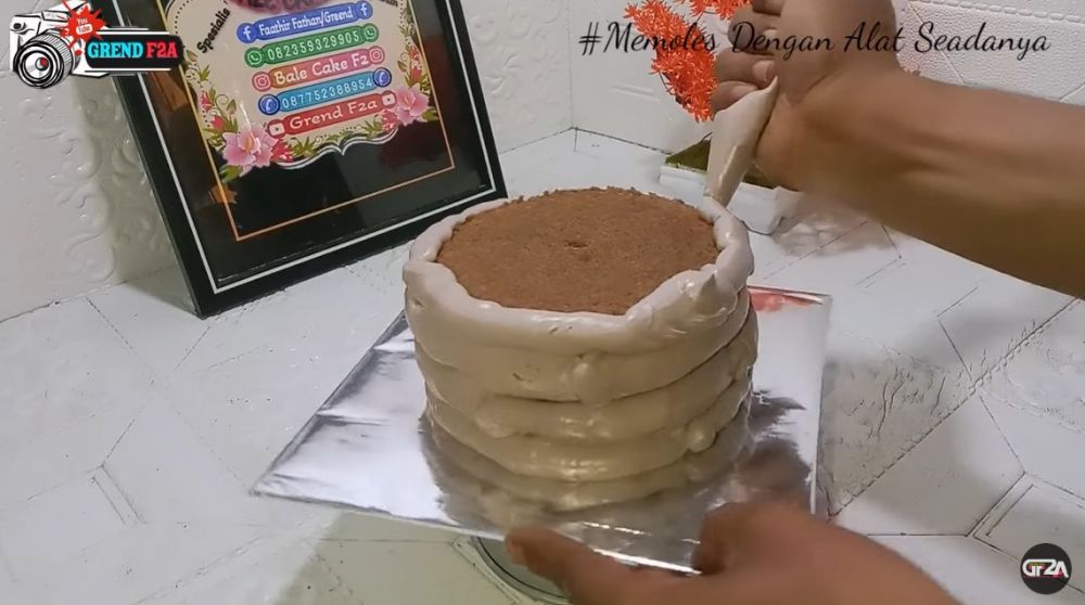 Tanpa meja putar dan scraper, trik memoles kue tart ini hasilnya rapi dan cantik