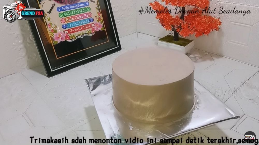 Tanpa meja putar dan scraper, trik memoles kue tart ini hasilnya rapi dan cantik