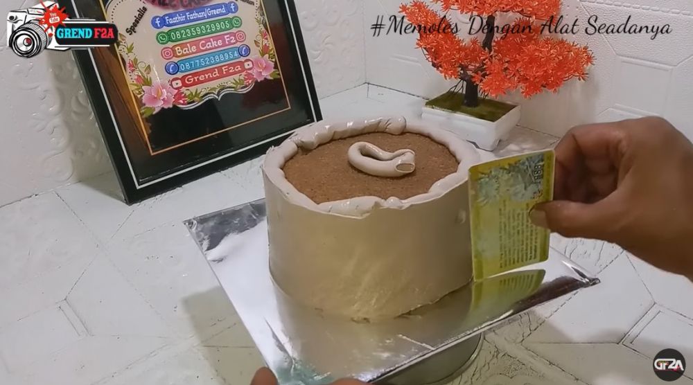 Tanpa meja putar dan scraper, trik memoles kue tart ini hasilnya rapi dan cantik