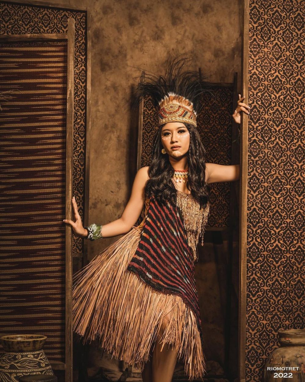 Pesona 7 seleb saat kenakan baju adat Papua, Erina Gudono dipuji cantik