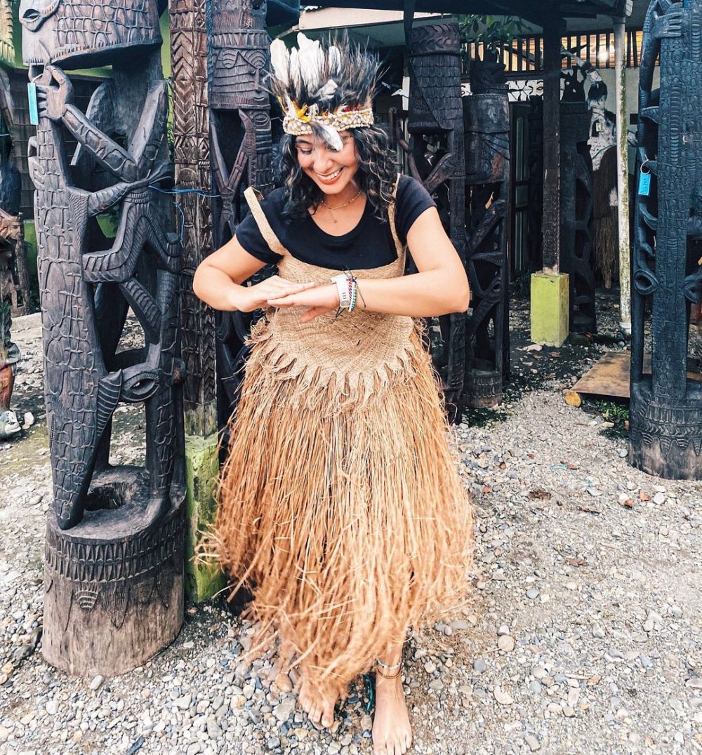 gaya seleb saat kenakan baju adat Papua © berbagai sumber gaya seleb saat kenakan baju adat Papua © berbagai sumber