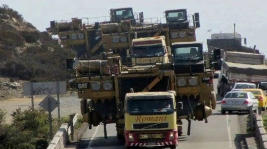 kendaraan angkut barang kelebihan muatan © berbagai sumber