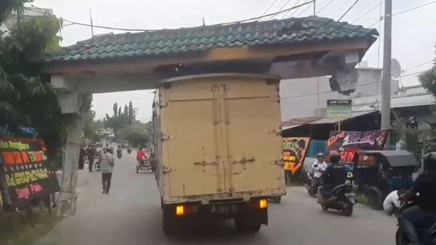 kendaraan angkut barang kelebihan muatan © berbagai sumber