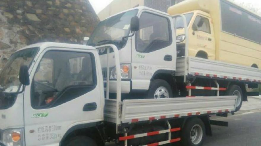 kendaraan angkut barang kelebihan muatan © berbagai sumber