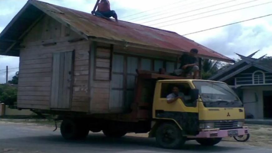 kendaraan angkut barang kelebihan muatan © berbagai sumber