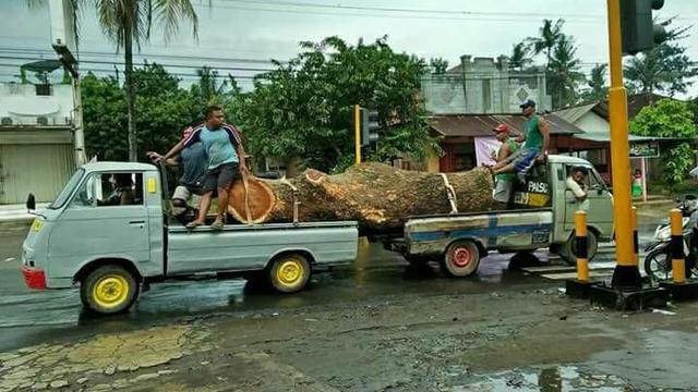 kendaraan angkut barang kelebihan muatan © berbagai sumber kendaraan angkut barang kelebihan muatan © berbagai sumber