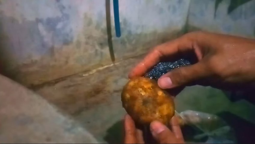 Tak perlu direbus dulu, ini trik mudah kupas kulit kentang tanpa pisau