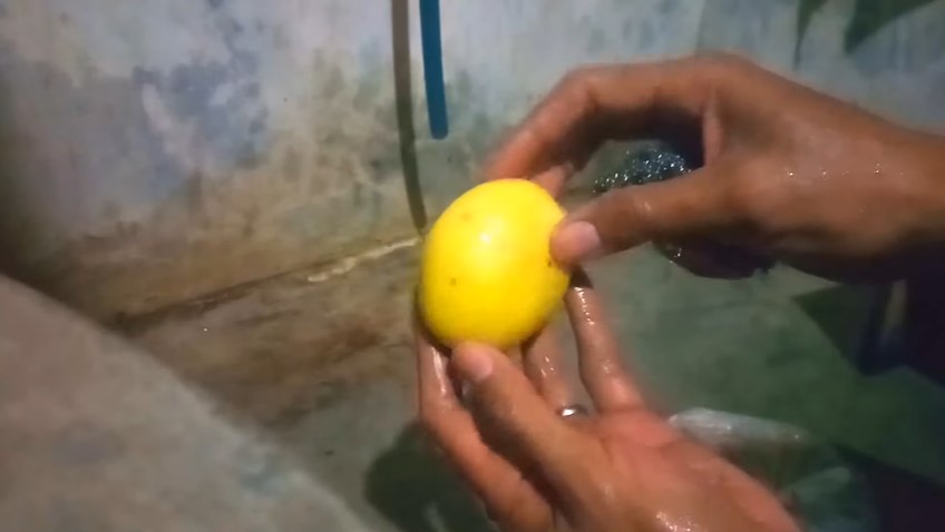 Tak perlu direbus dulu, ini trik mudah kupas kulit kentang tanpa pisau